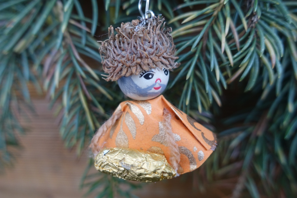 Melchior ornament holding gold